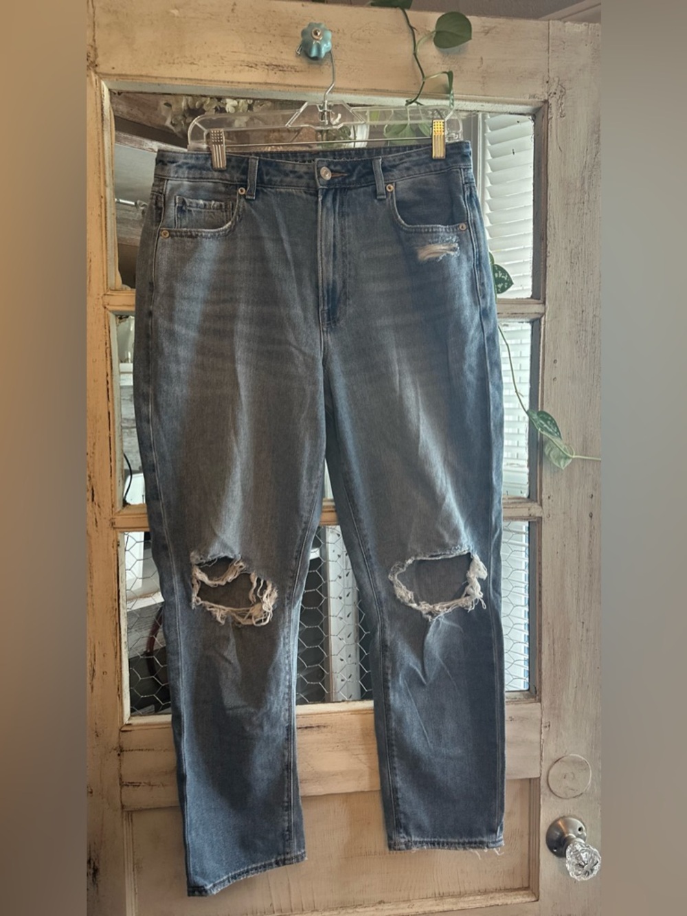 American Eagle | Distressed Mom Jean